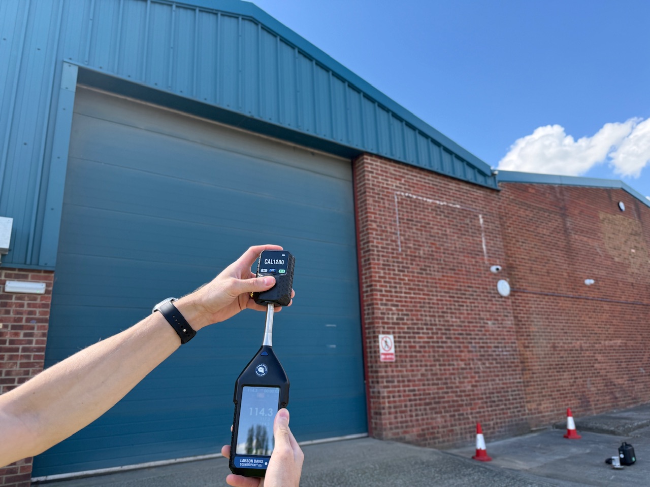 CAL1250 – Class 1 Multi-Frequency 1″ Calibrator